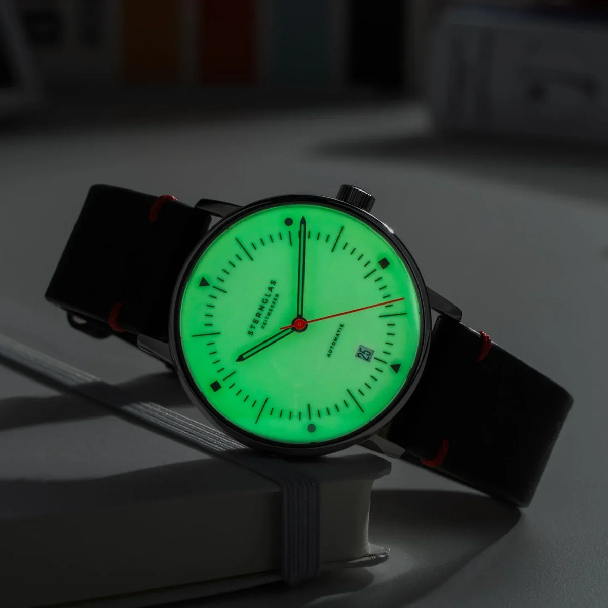sternglas-naos-edition-bauhaus-x-red-watch-s02-nai24-vi29-image
